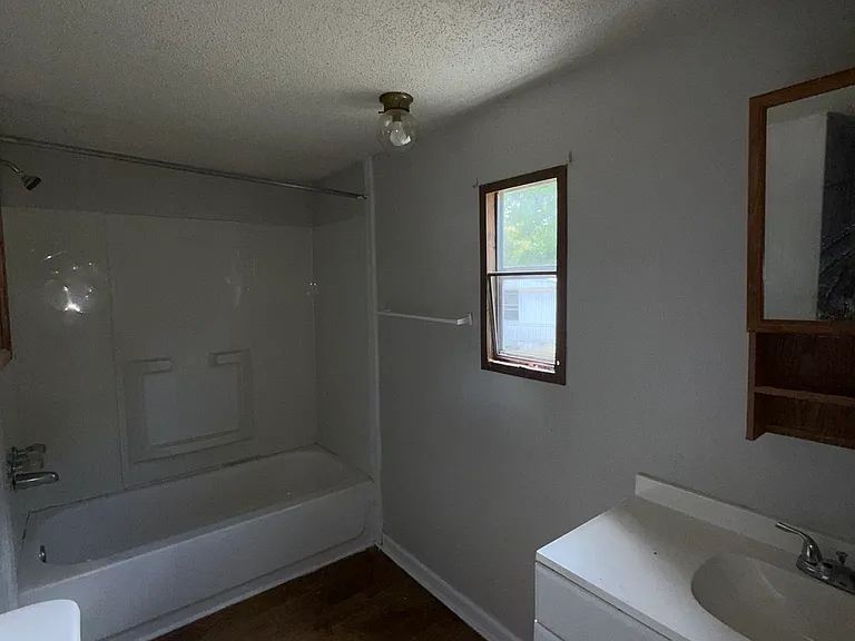 115 Goddard Ln — Photo 6