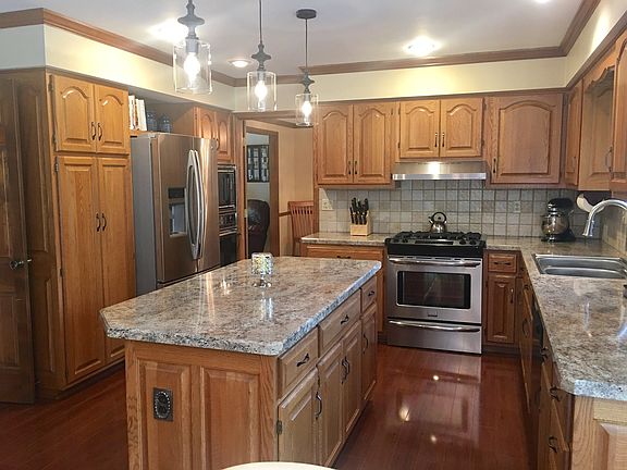 3rd image of 1155 Oakwood Ln