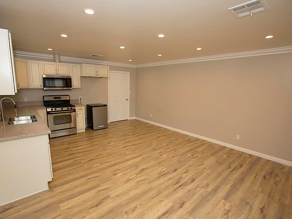 4th image of 8213 Saint Clair Ave