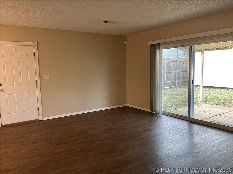 3230 S Lakewood Ave — Photo 3