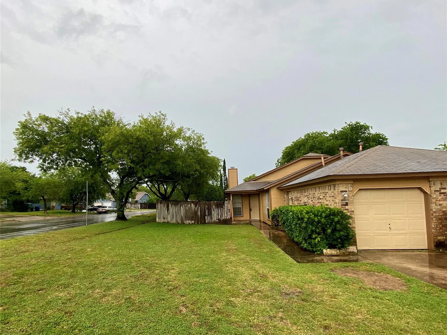 2 bed, 2.0 bath, 889 sqft, $1,395 — Photo 1