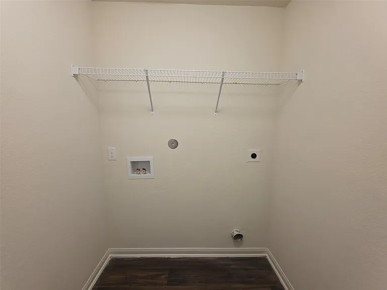 723 Crystal Lakes Dr — Photo 37