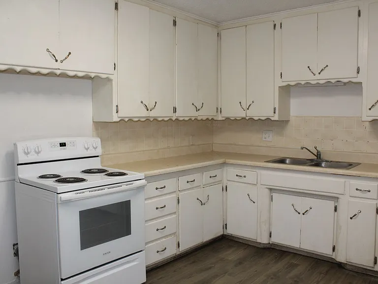 3800 Woodside Dr — Photo 5