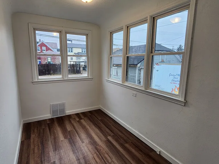 2320 Howe St — Photo 42