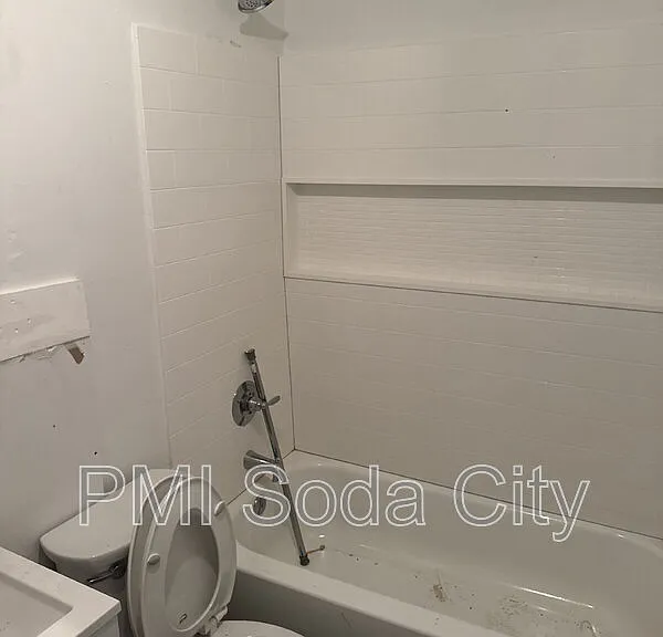 211 E Brooks St #F — Photo 13