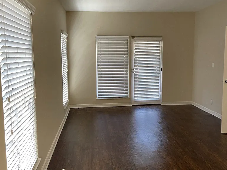 Lindbrook Manor Apartments — Photo 116