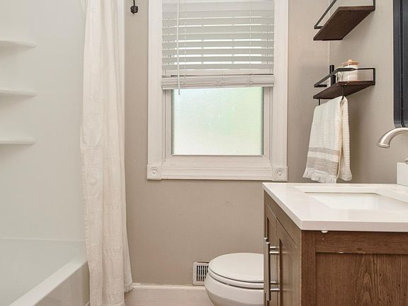 5th image of 11565 Ilex St NW