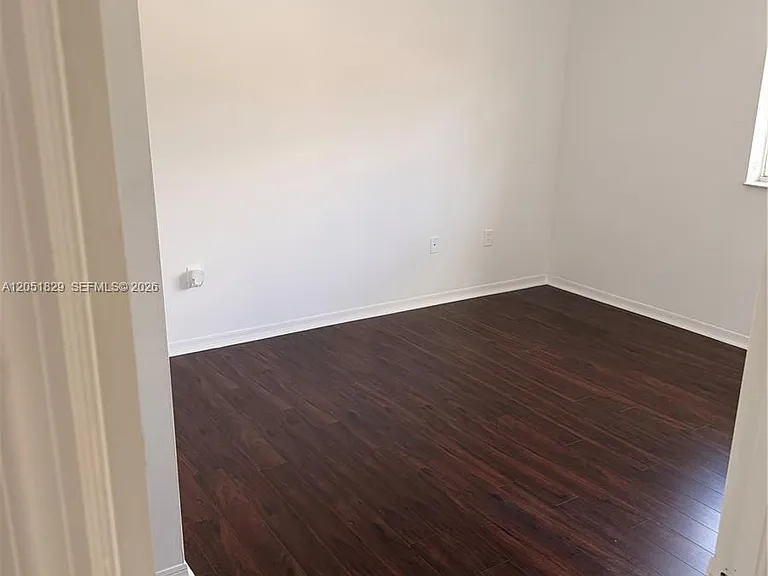 906 SW 143rd Ave — Photo 6