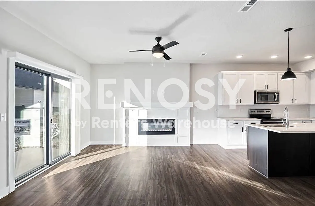 Three Bedroom Townhouse — Photo 4