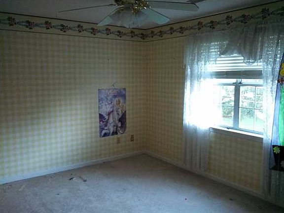3rd image of 2528 W Wind Dr