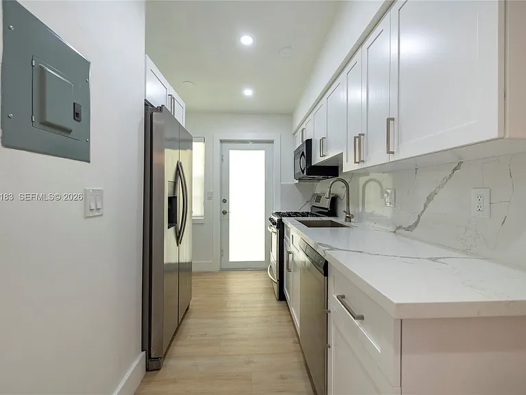 809 NE 17th Ave #4 — Photo 10