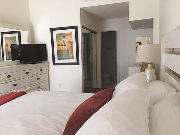 5th image of 1039 Country Club Dr #425