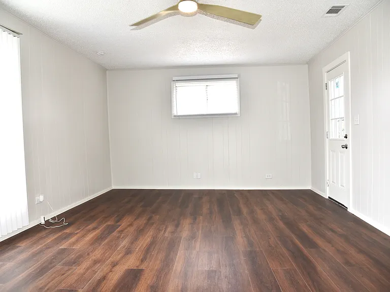 900 W Chestnut St — Photo 16
