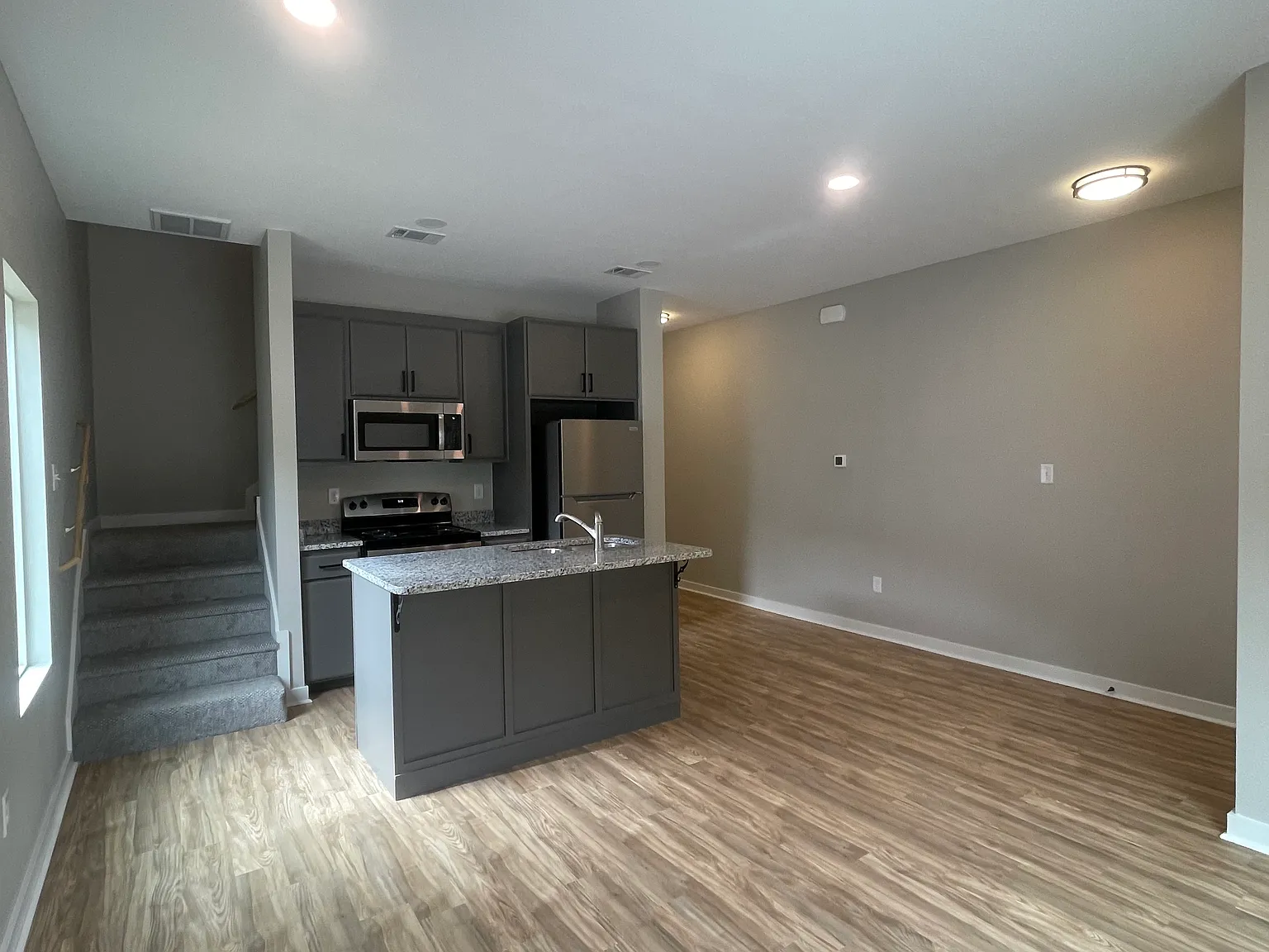 3 bed, 2.5 bath, 1250 sqft, $1,550 — Photo 2