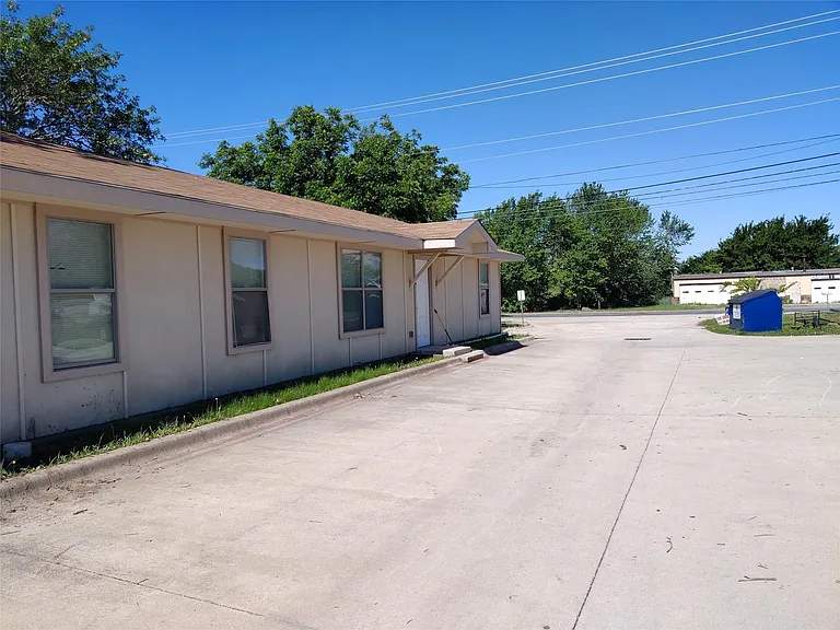 911 Highway 81 N #D — Photo 8