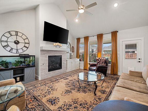 4th image of 2209 Glacier Dr