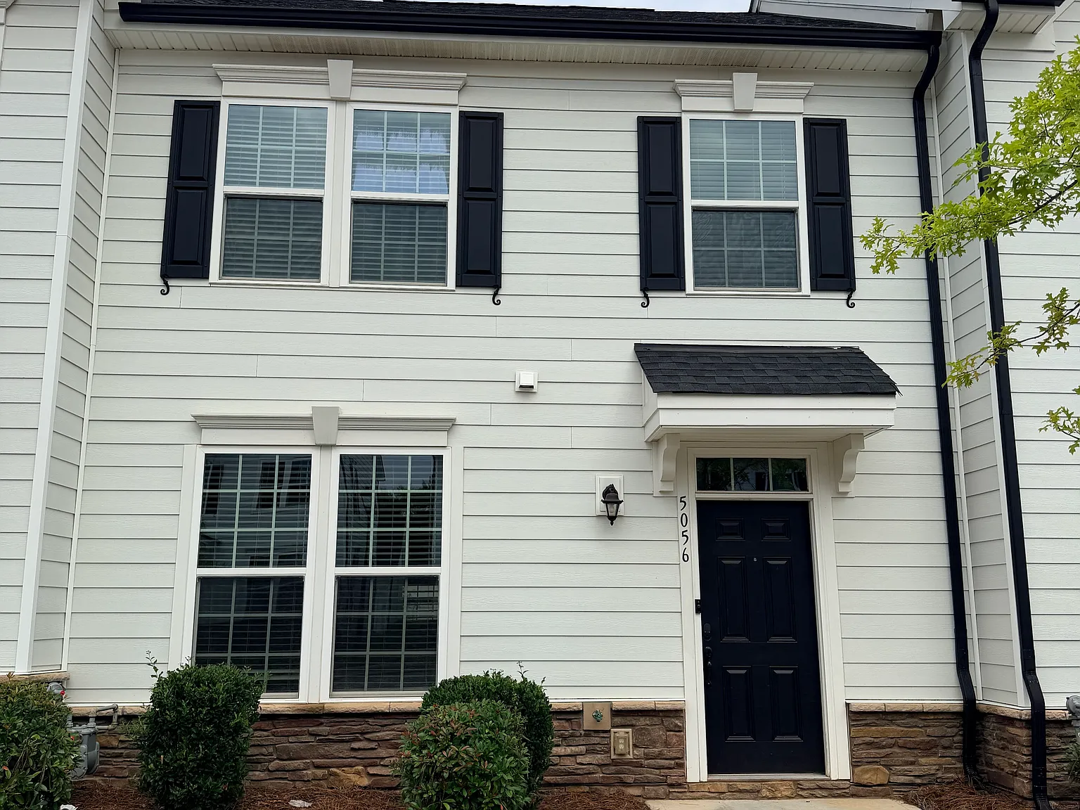 3 bed, 1408 sqft, $2,000 — Photo 1