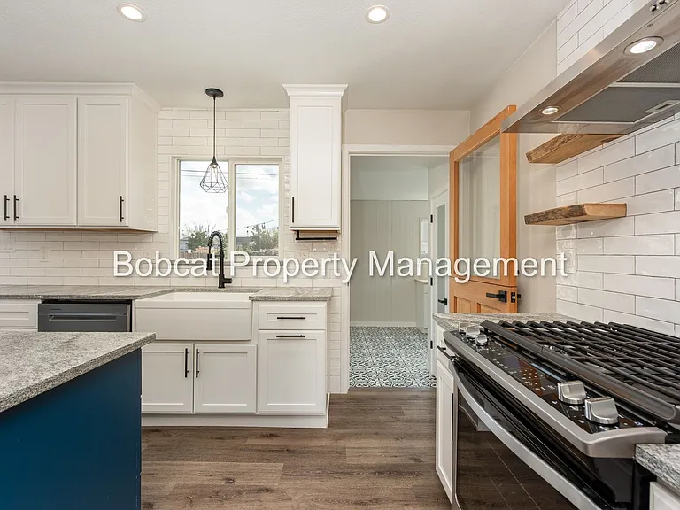 1121 Spruce St — Photo 8