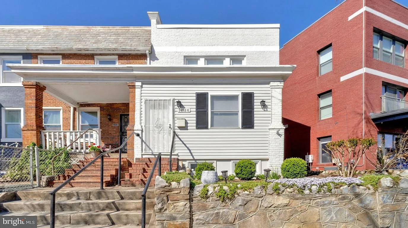 1264 Penn St NE photo 1