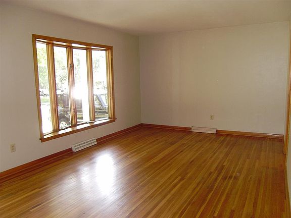 4th image of 1610 Hawthorne Dr