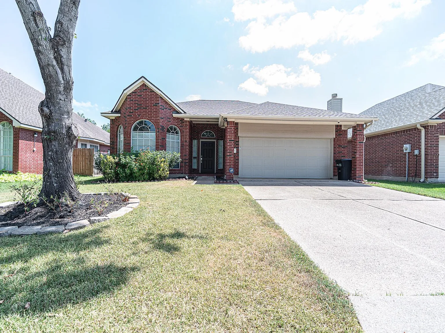4 bed, 2.0 bath, 2303 sqft, $2,400 — Photo 2