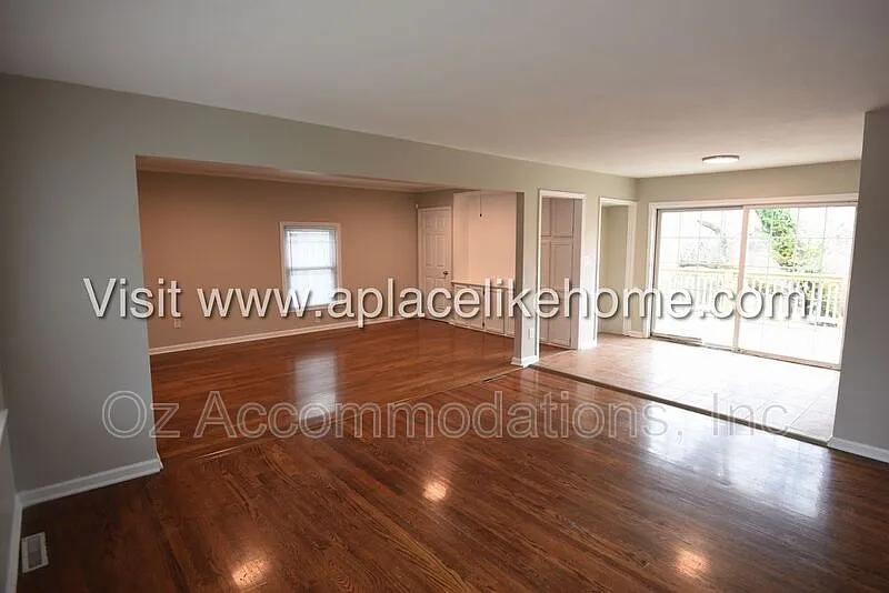 3 bed, 2.0 bath, 2112 sqft, $1,595 — Photo 1