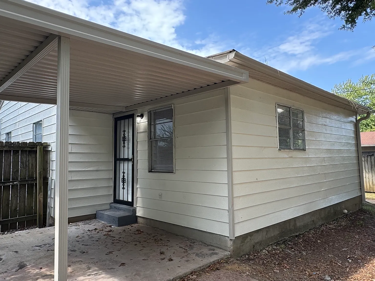 3 bed, 2.0 bath, 1279 sqft, $1,295 — Photo 3