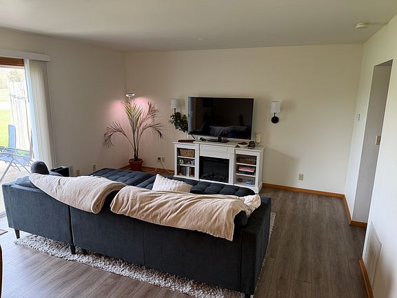 3rd image of 161 Glen Hill Dr