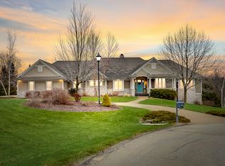 7046 W Overlook Ct, Mequon, WI 53092