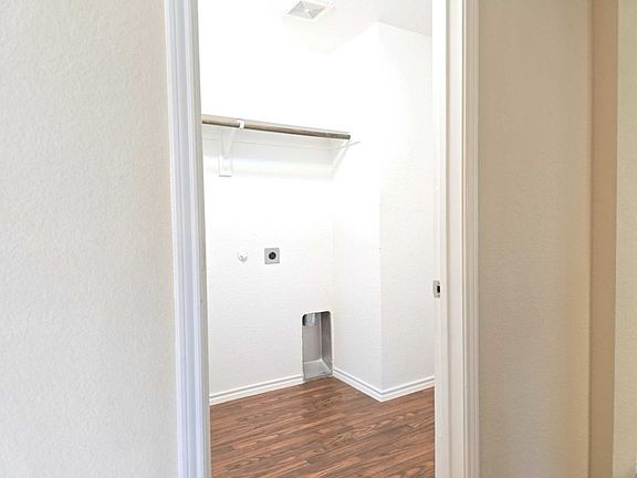 5th image of 211 Candlewood Cir