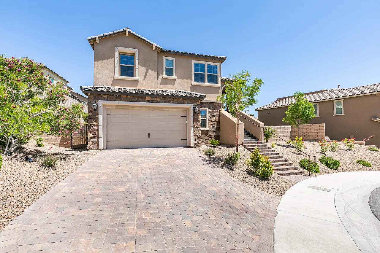 3 bed, 2324 sqft, $5,995 — Photo 3