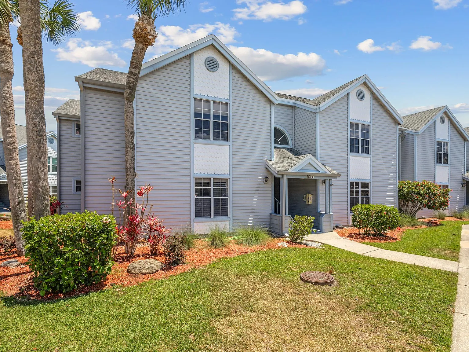 2 bed, 1002 sqft, $2,100 — Photo 1