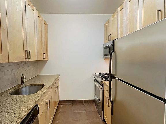 3rd image of 21 West St APT 30C