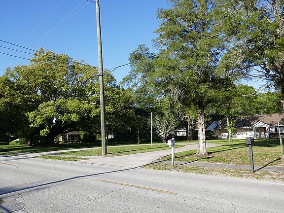 Front house circular drive