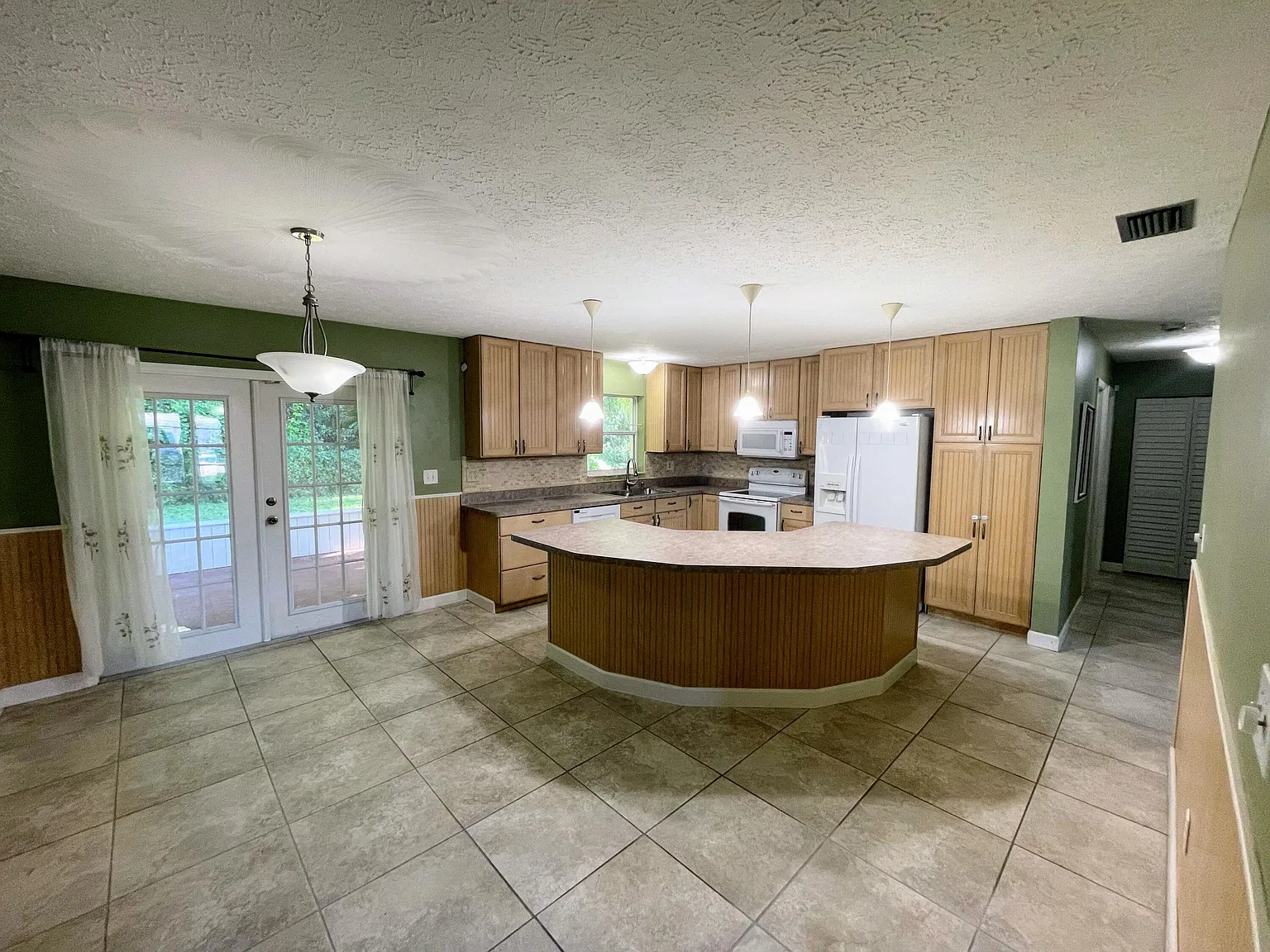 3 bed, 2.0 bath, 1636 sqft, $2,700 — Photo 3