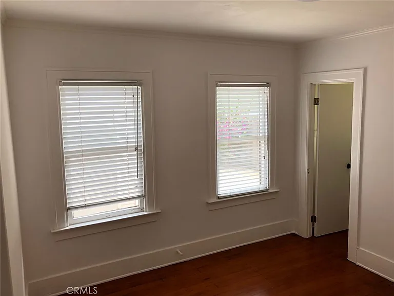 1085 Loma Dr — Photo 6