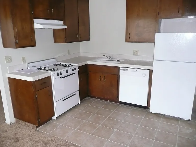 406 W Locust St — Photo 4