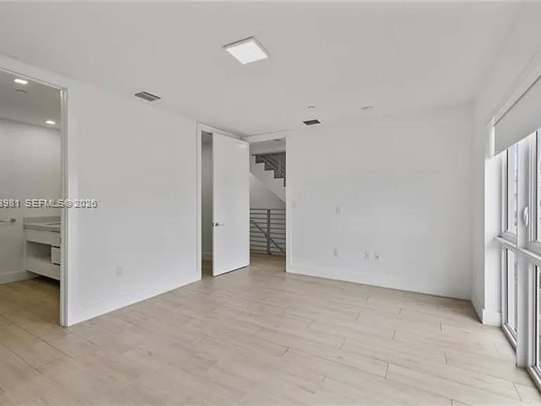 434 SW 10th St #Townhouse A — Photo 11