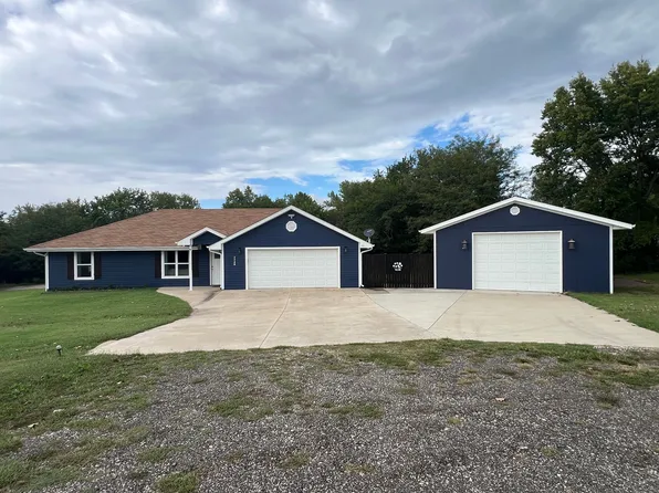 7748 Choctaw Ct, Ozawkie, KS 66070