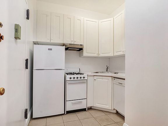 2nd image of 127 W 72nd St #5R1
