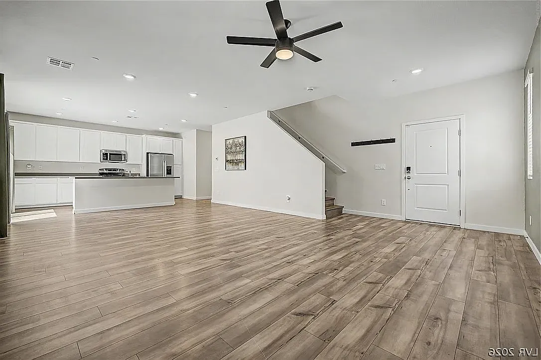 4 bed, 3.5 bath, 2918 sqft, $2,950 — Photo 2