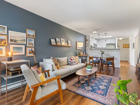 2741 Hastings St E #404, Vancouver, BC V5K 1Z8