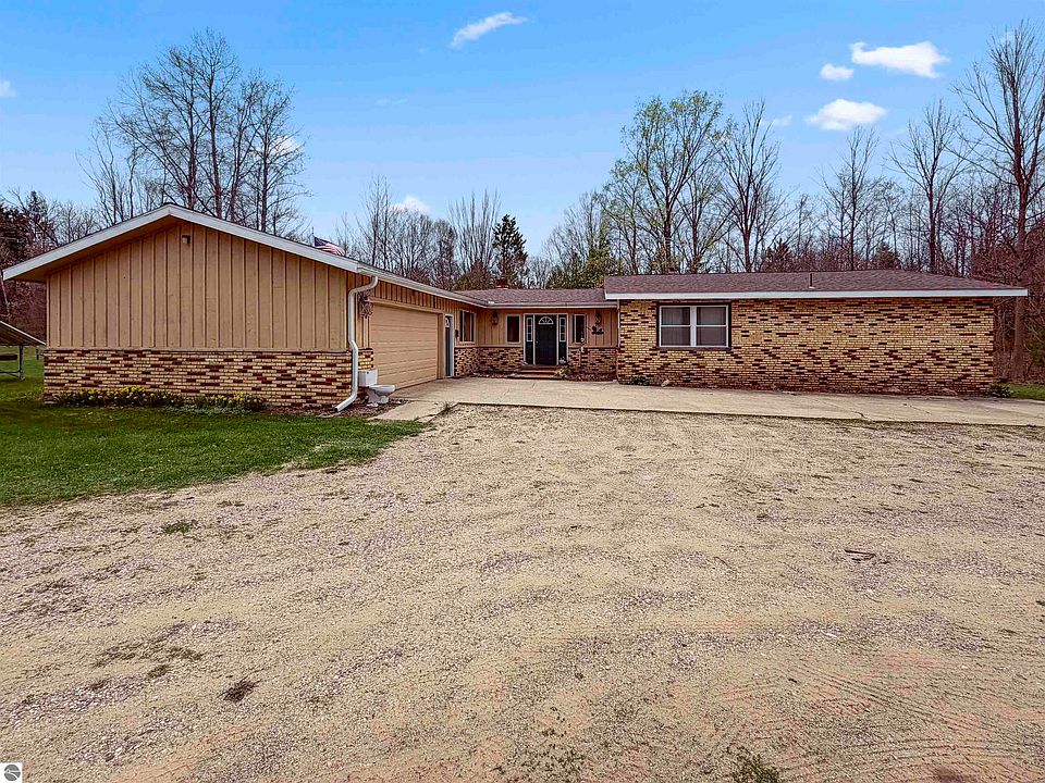 4411 N 11th Rd, Mesick, MI 49668 | MLS #1944640 | Zillow