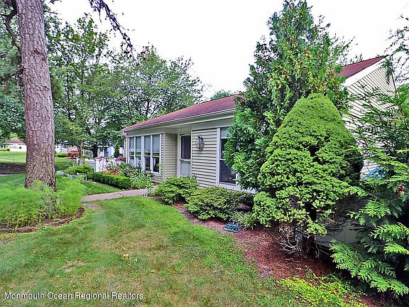 3rd image of 946A Liverpool Cir