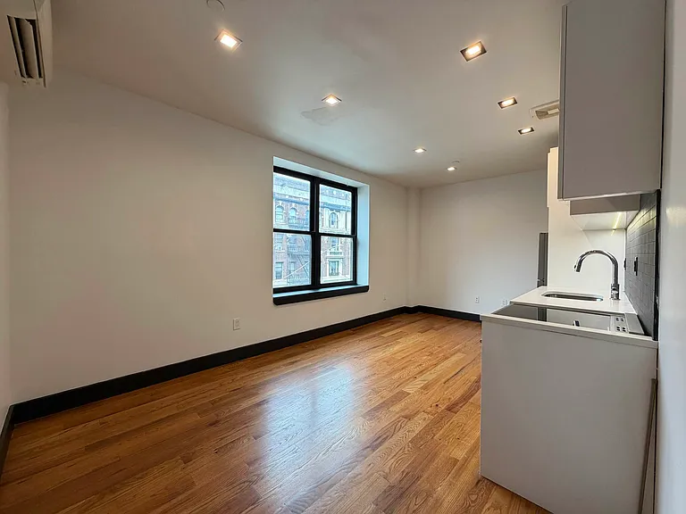 242 Parkside Ave #3A — Photo 1
