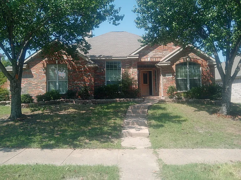 1323 Salinas Dr — Photo 2