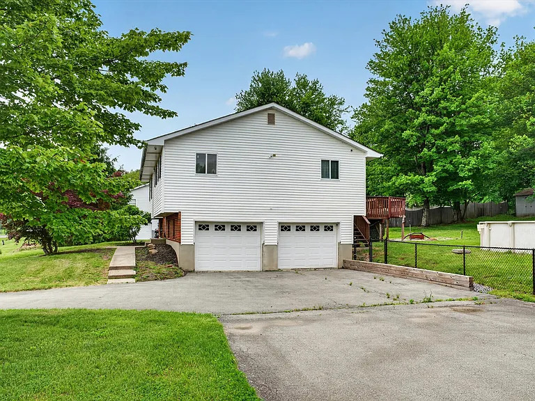 76 Maureen Dr — Photo 6