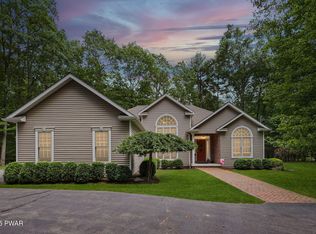 39 Fawn Ridge Dr, Hawley, PA 18428