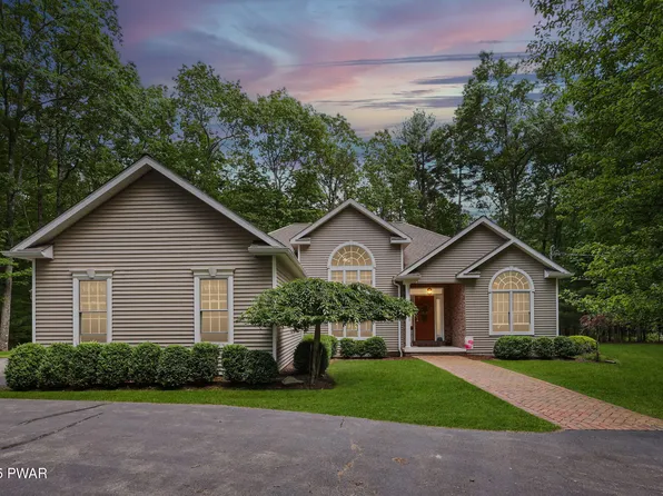 39 Fawn Ridge Dr, Hawley, PA 18428