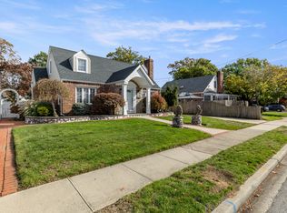 17 Cedar Dr #1, Farmingdale, NY 11735